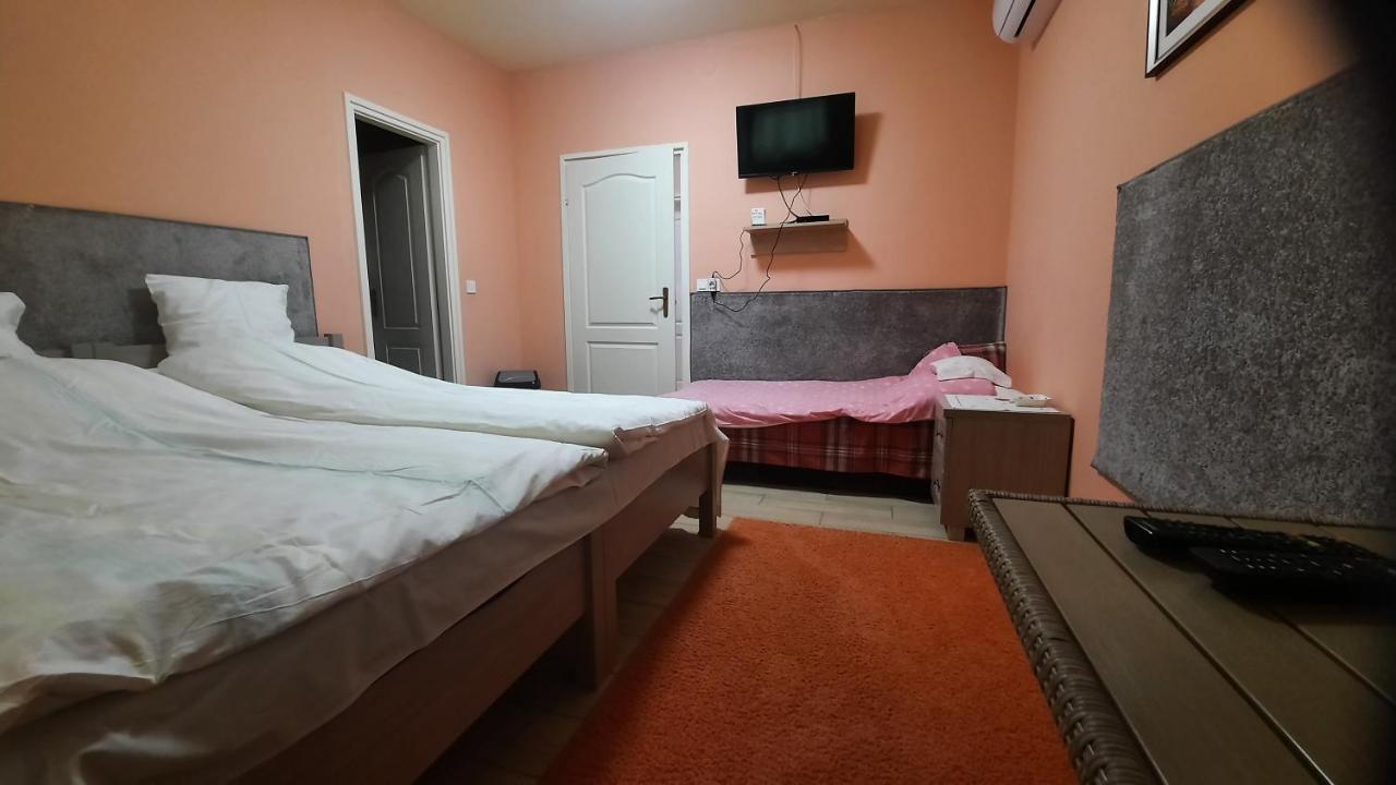 Torony Lovarda Maganszallas Gazde/Camere de închiriat *
